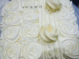 玫瑰奶油方形蛋糕,黄色用六齿做出大玫瑰