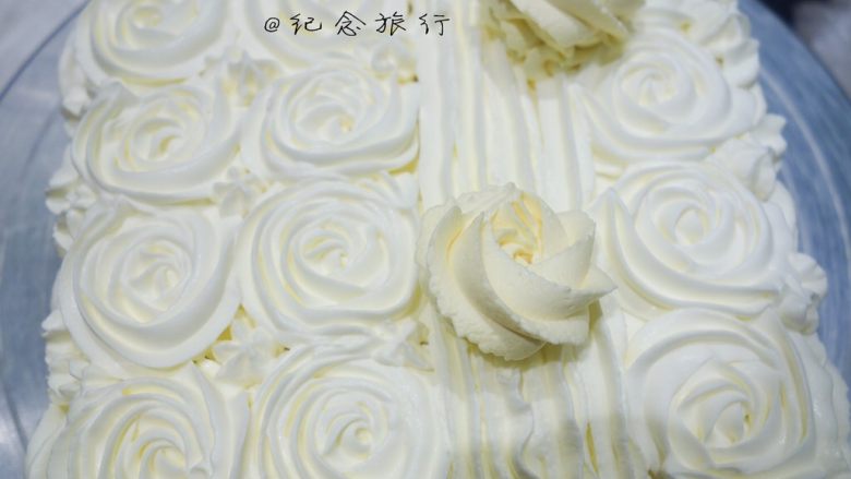 玫瑰奶油方形蛋糕,黄色用六齿做出大玫瑰
