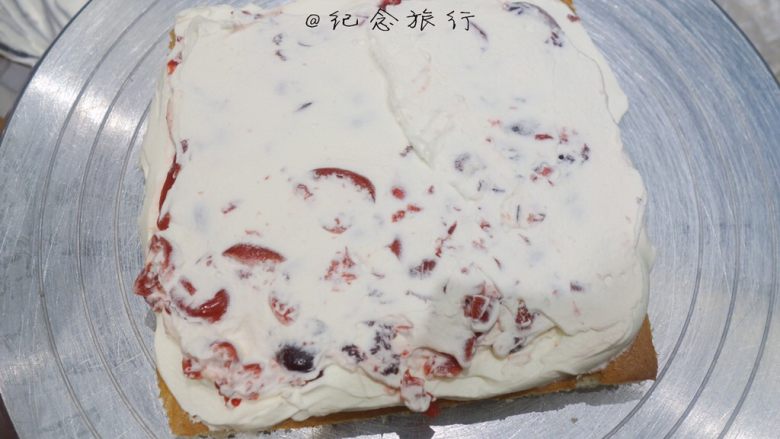 玫瑰奶油方形蛋糕,
 
蛋糕一层奶油一层<a style='color:red;display:inline-block;' href='/shicai/ 10063'>水果</a>，将整个蛋糕涂薄薄的奶油大致盖住蛋糕即可