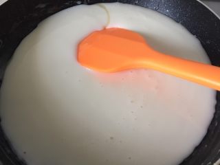 芒果酸奶冻,稍冷却后加入酸奶搅拌均匀