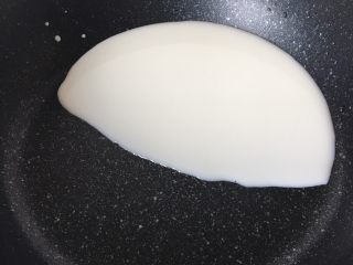 芒果酸奶冻,锅中放40毫升牛奶