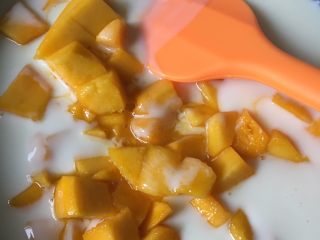 芒果酸奶冻,加入芒果丁搅拌均匀