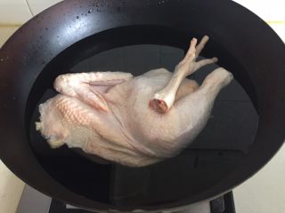 电饭煲烤鸡,鸡洗干净，冷水入锅煮沸持续1分钟
