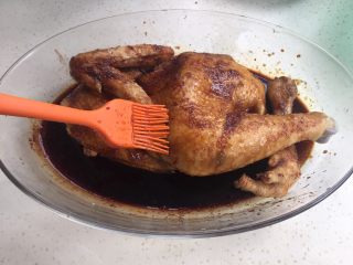 电饭煲烤鸡,用硅胶刷刷遍鸡全身