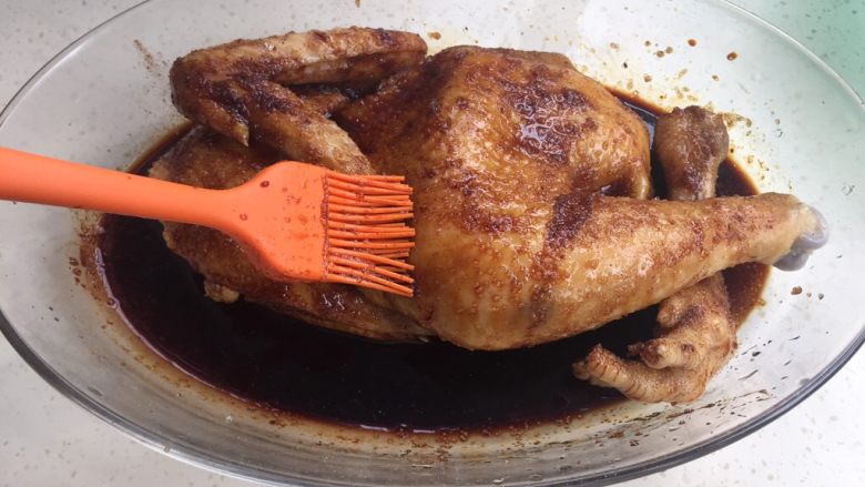 电饭煲烤鸡,用硅胶刷刷遍鸡全身