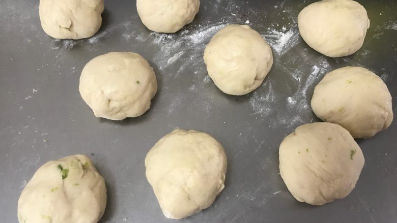 棉花糖小面包（夹馅版）,发好的面团均分成9份，盖上保鲜膜松弛10分钟，天热的话可以放冰箱冷藏松弛。