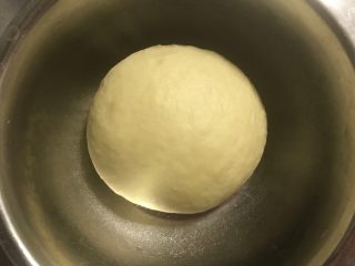 棉花糖小面包（夹馅版）,所有材料按照棉花糖糖盐鸡蛋油牛奶面粉酵母的顺序投入面包机，大概揉40分钟。