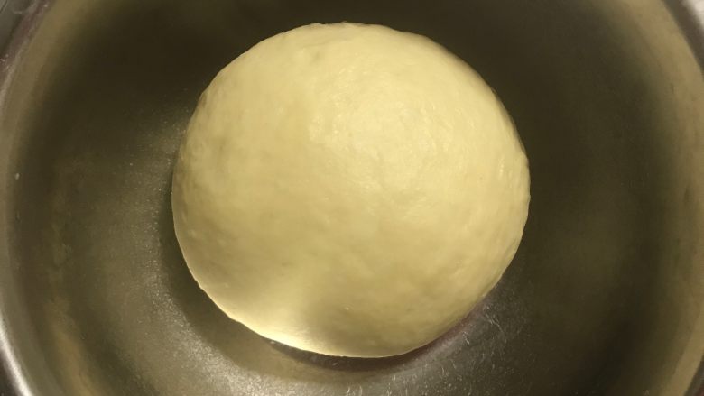 棉花糖小面包（夹馅版）,所有材料按照棉花糖糖盐鸡蛋油牛奶面粉酵母的顺序投入面包机，大概揉40分钟。