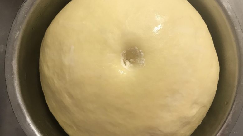 棉花糖小面包（夹馅版）,揉好后的面团滚圆盖上保鲜膜发酵至原来的两倍大，手指蘸面粉按面团不回缩不塌陷就可以了。