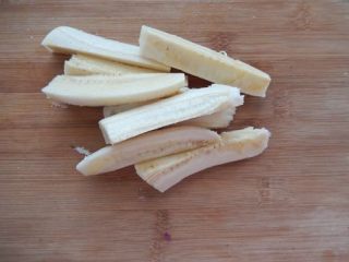 黄金芝士卷,香蕉切细条。

