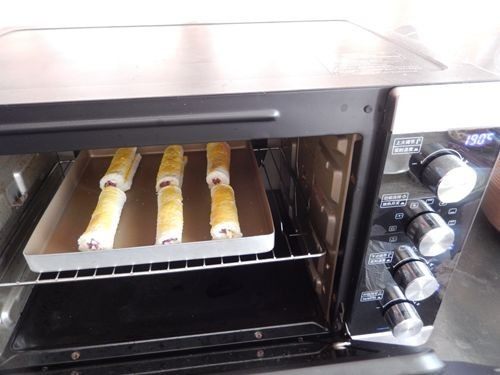 黄金芝士卷,入烤箱。转为175度，烤制约10分钟。

