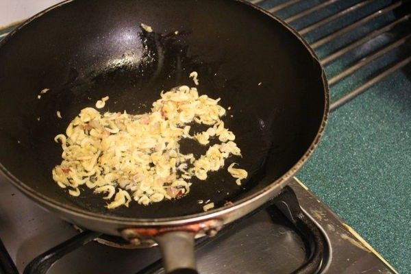 水晶饺,先爆香紅蔥頭，放入蝦米、香菇丁炒出香味。