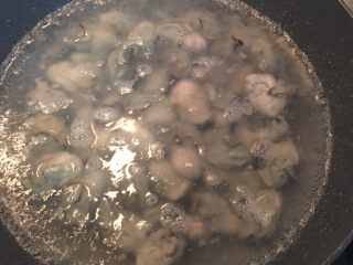 鮮蚵煎蛋,鮮蚵逐顆入滾水略燙1分鐘左右，到白色的部份看起來很飽滿即可。