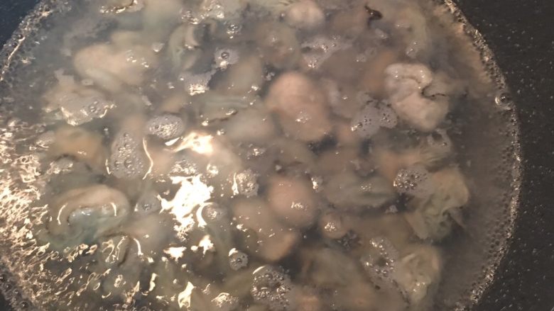 鮮蚵煎蛋,鮮蚵逐顆入滾水略燙1分鐘左右，到白色的部份看起來很飽滿即可。
