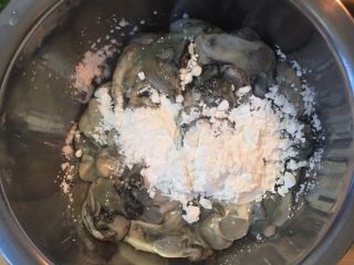 鮮蚵煎蛋,放入太白粉或地瓜粉在瀝乾的鮮蚵中。