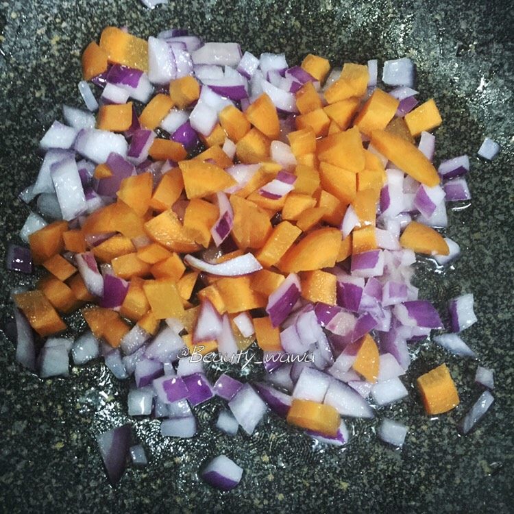 流心杂蔬芝士焗饭,加入胡萝卜碎继续翻炒