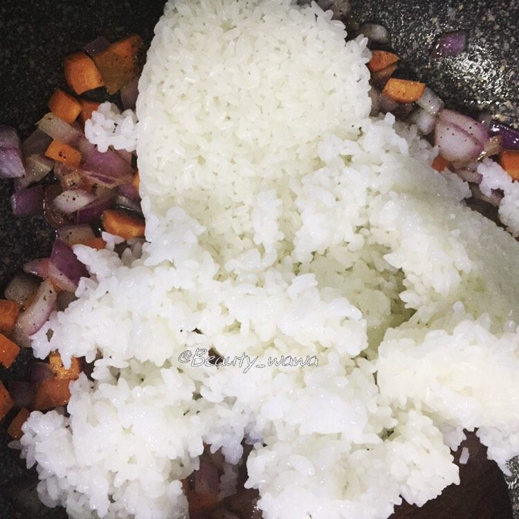 流心杂蔬芝士焗饭,盛出煮好晾凉的米饭加入锅中