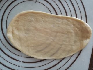 香肠面包,7.面皮擀成鸭舌状