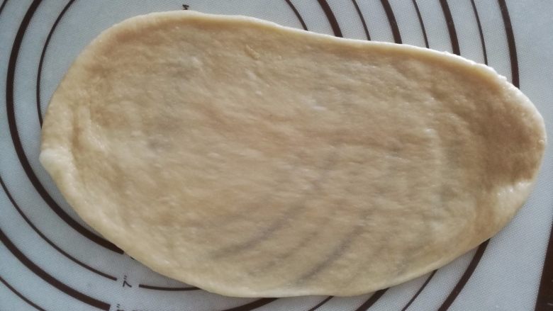 香肠面包,7.面皮擀成鸭舌状
