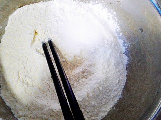 愤怒的小鸟馒头+#面团的发酵之旅#,白色面团也是，面粉里加入酵母，白糖，清水