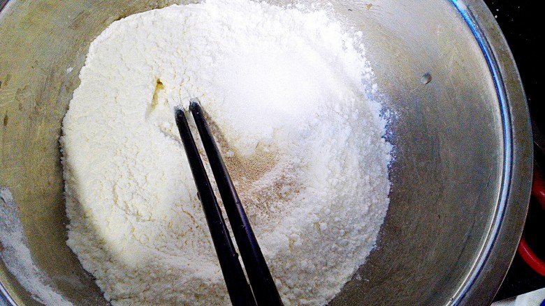 愤怒的小鸟馒头+#面团的发酵之旅#,白色面团也是，面粉里加入酵母，白糖，清水