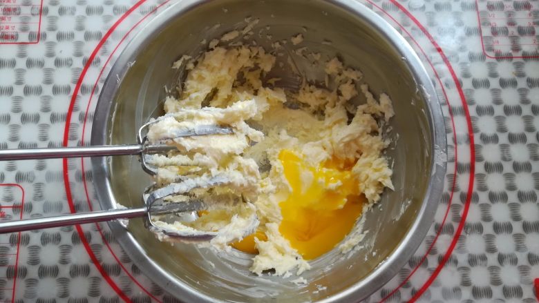 纯真凤梨酥,分2次加入蛋黄打发，彻底融合后加入第二个蛋黄继续打