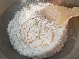 雙色抹茶饅頭,牛奶+山藥泥+酵母+糖 先攪拌ㄧ下；再放入中筋麵粉和沙拉油，拌到水份都看不到後，就改用手下去揉成糰。