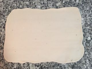 雙色抹茶饅頭,先將鬆弛好的白麵糰桿成長方型後，摺三摺後，再桿開，再摺三摺，然後最後桿成長分型。