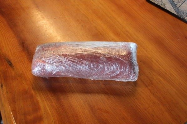 惠灵顿牛肉,买来一大块菲力，修掉边缘的肉块油脂，将长型的菲力用保鲜膜紧紧包上几层，放在冰箱隔夜让其定型。