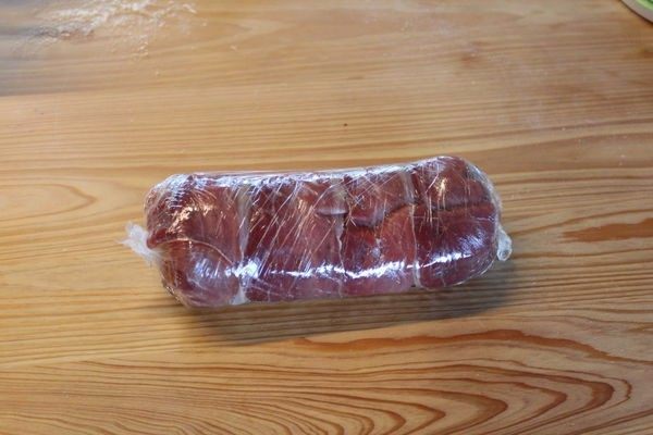 惠灵顿牛肉,将牛肉用生火腿包住，保鲜膜紧紧包好，放冰箱冷藏定型。