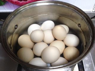 酱油五香蛋,鸡蛋用水洗净，凉水入锅煮至成熟