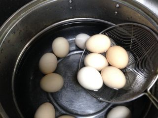 酱油五香蛋,煮好的鸡蛋立刻入冷水激一下便于去皮