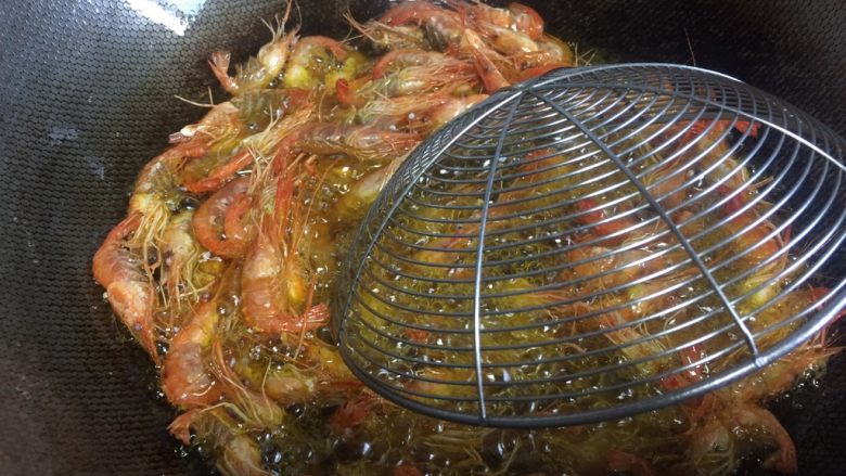 酱油籽虾,油高温把籽虾入锅。