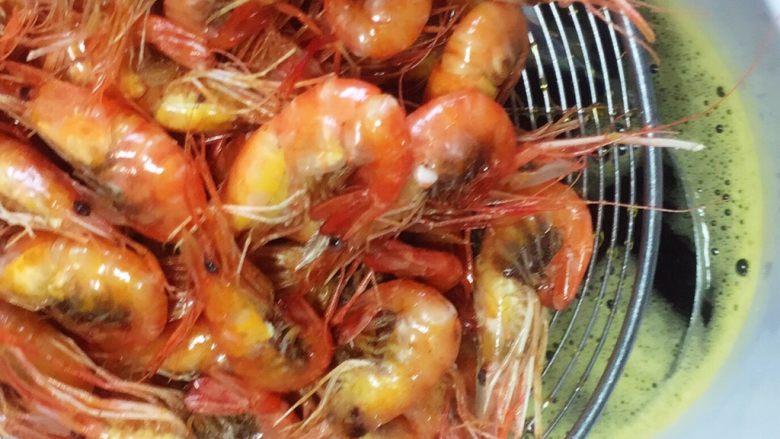 酱油籽虾,用漏勺把籽虾捞出控干油。