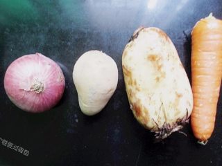 麻辣香锅,准备洋葱、土豆、莲藕、胡萝卜