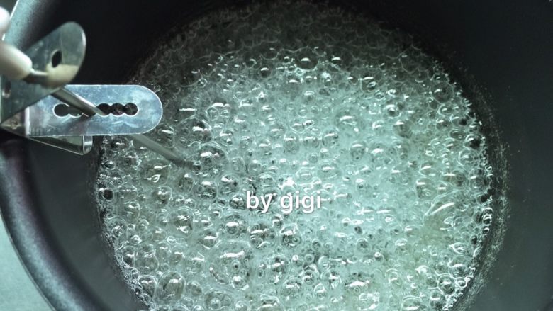 人氣三層玻璃糖餅乾,制作玻璃糖漿：鍋中倒入玉米糖漿（水飴）、砂糖用中火煮至攝氏150度
