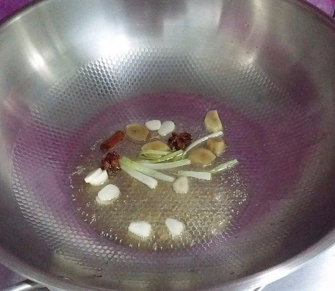 猴头菇烧鸡翅根,另起锅倒油爆香葱姜蒜、桂皮和八角