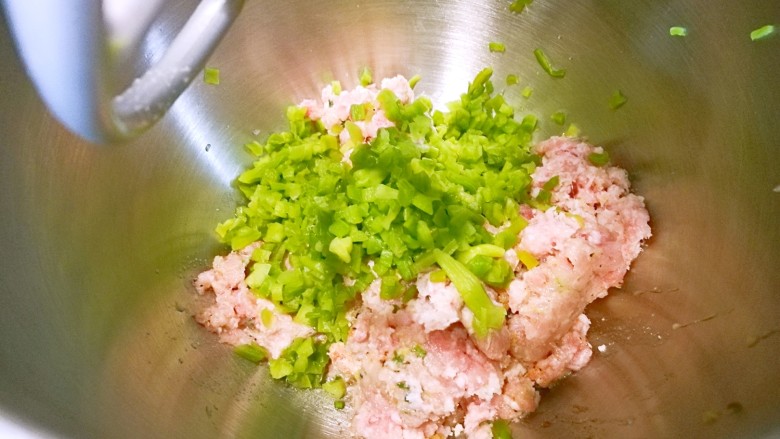麻辣贡菜脆脆丸,把肉馅和贡菜丁，放入搅拌机低速搅拌半小时。