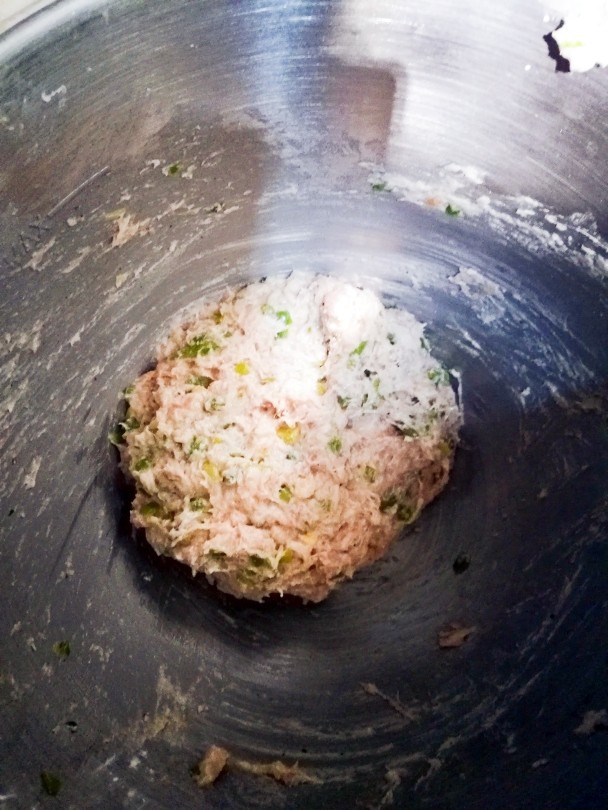 麻辣贡菜脆脆丸,搅拌上劲以后备用。