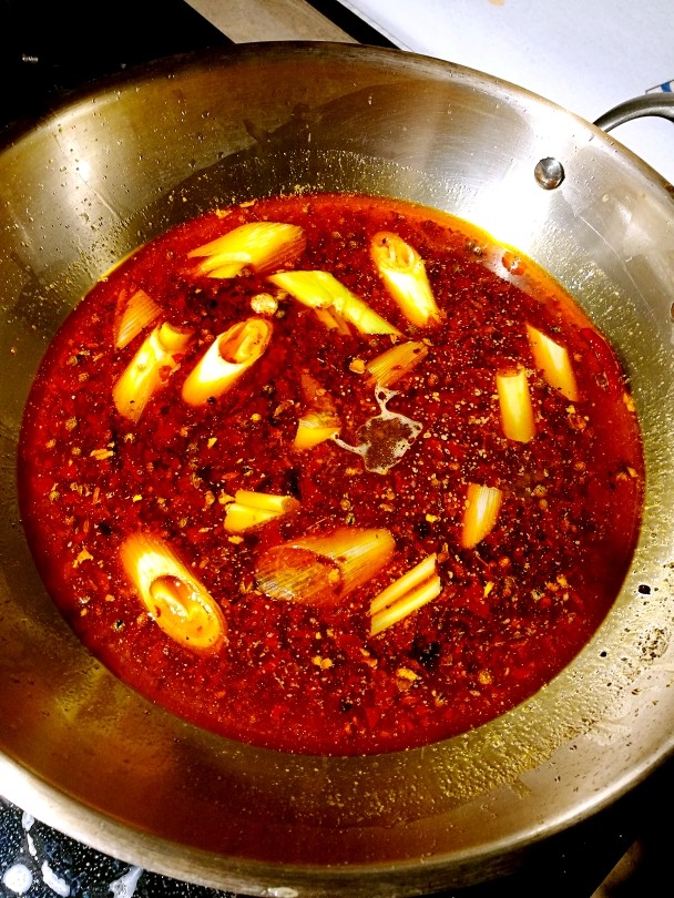 麻辣贡菜脆脆丸,再加水烧开，开始调味，放盐，放糖，鸡粉，蚝油小火煮十分钟