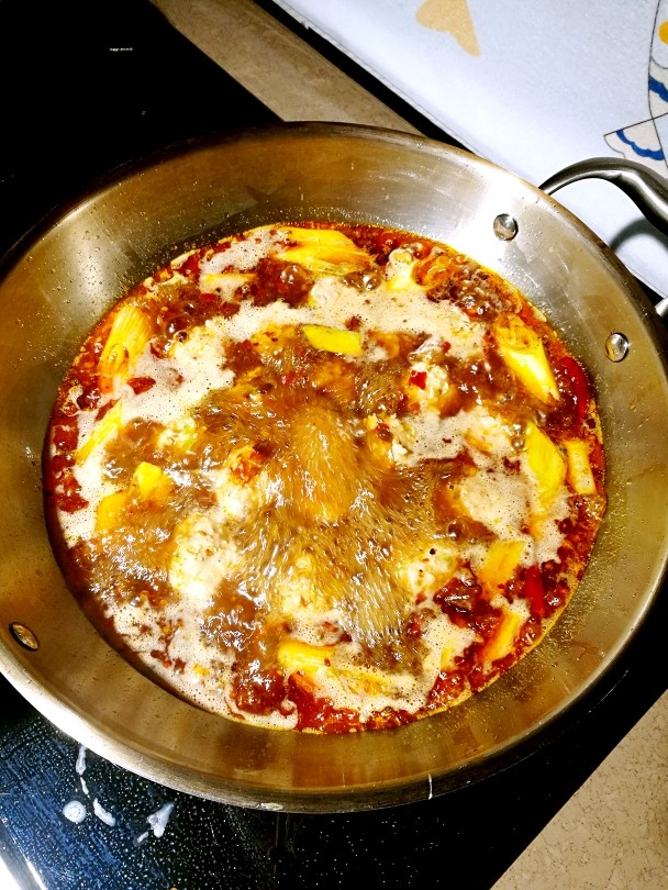 麻辣贡菜脆脆丸,沸汤中把调好的肉馅汆成肉圆，丸子下好，煮10分钟关火再浸泡15分钟