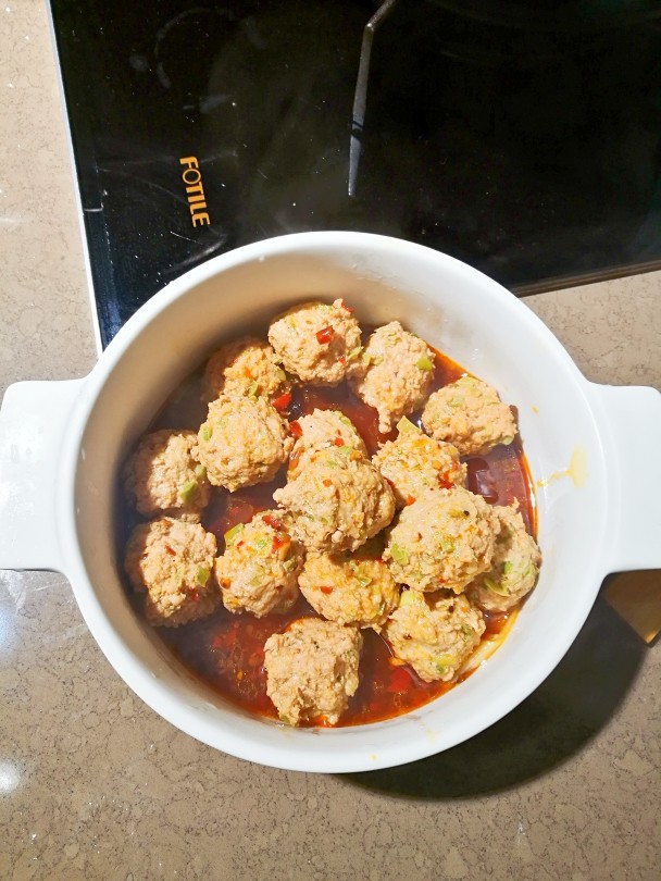 麻辣贡菜脆脆丸,把丸子捞出到盆中，加入沸汤就可以出菜了。