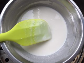 芒果雪媚娘,面团材料除了黄油（黄油后加），全部放入碗里，用刮刀拌匀至无颗粒。