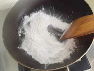 芒果雪媚娘,糯米粉放平底锅，小火1、2分钟，炒熟。取20克备用做手粉