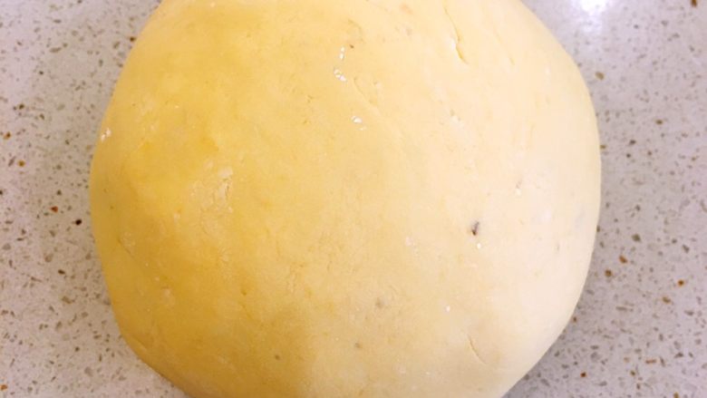 水果芋圆捞,然后加入木薯粉，揉成光滑的面团，以面团不粘手为止。