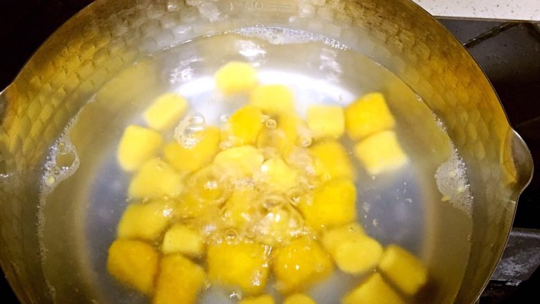 水果芋圆捞,烧一锅水，水开以后放入适量的芋圆，等芋圆全部浮起即可。