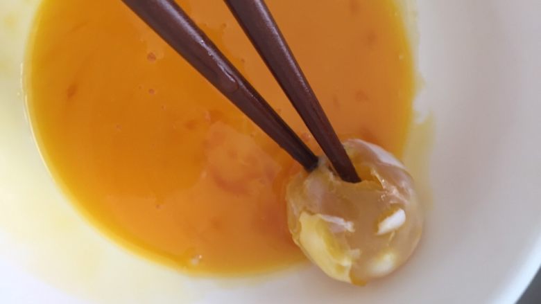 快手菜鲜香赛螃蟹（鸡蛋，咸蛋）,咸蛋黄放入蛋黄中捣碎