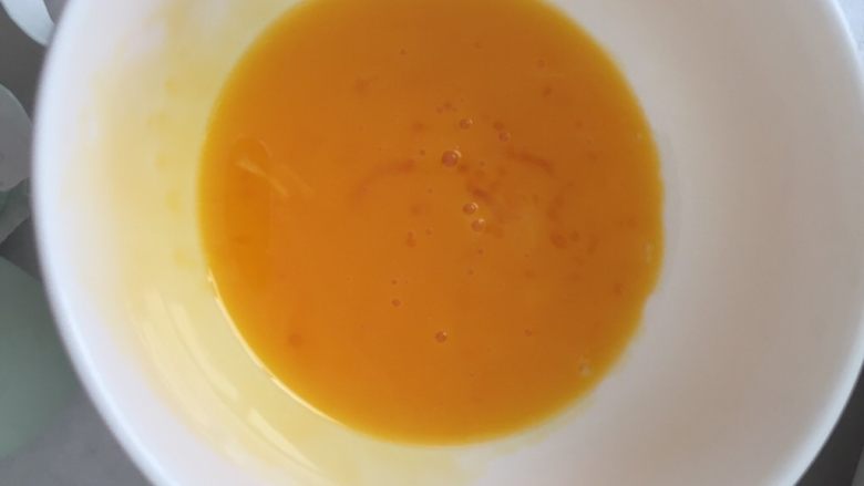 快手菜鲜香赛螃蟹（鸡蛋，咸蛋）,将分开的蛋黄蛋清加些许盐搅拌下