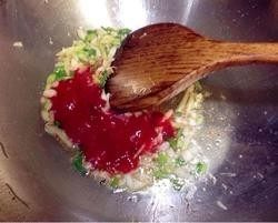 油焖虾,5.锅中留部分底油，爆香葱姜蒜，放入一大勺蕃茄酱。