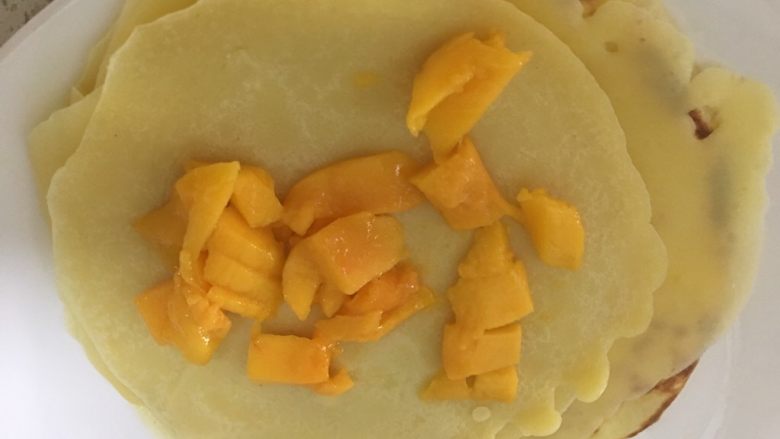 芒果季之可丽饼,冷却的面饼加芒果丁